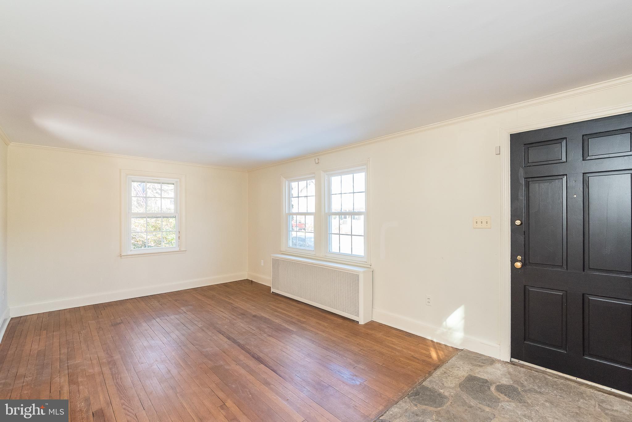 605 Cedarcroft Road Baltimore, MD 21212 - Photo 8 of 63 Large room - replacement windows