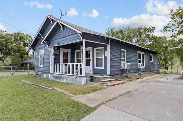a view of a house with a yard and plants