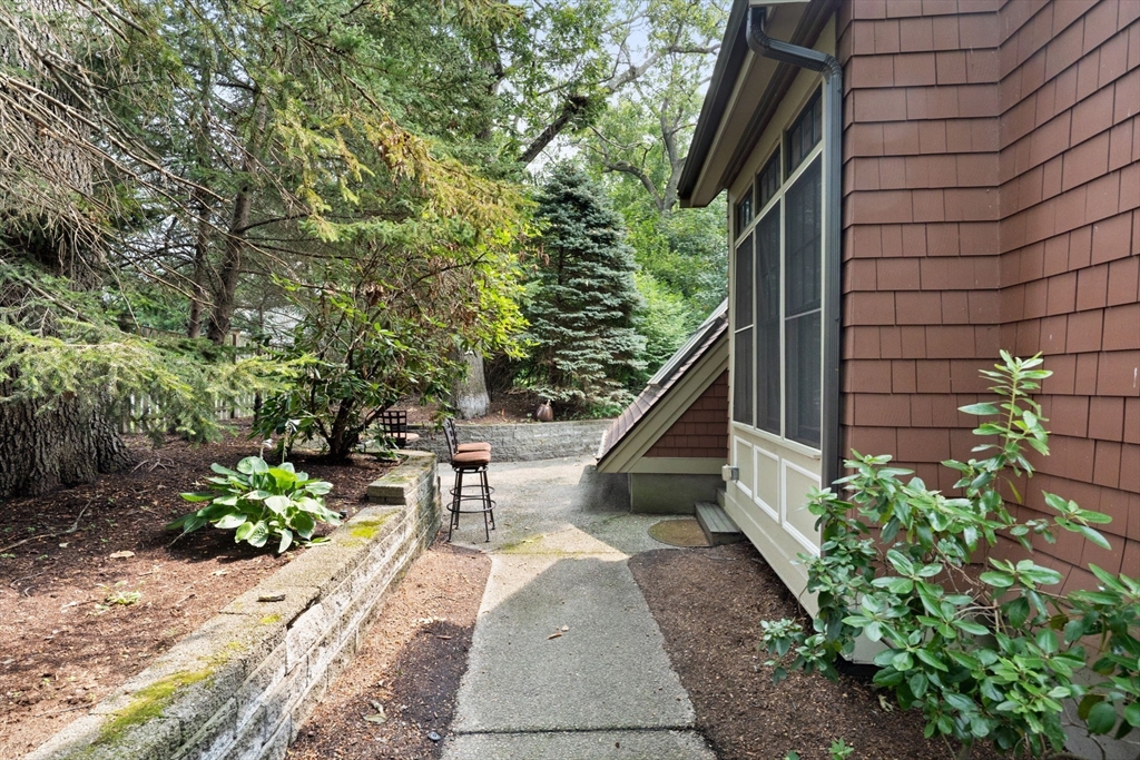 20 Hamlet Street Newton, MA 02459 - Photo 7 of 41