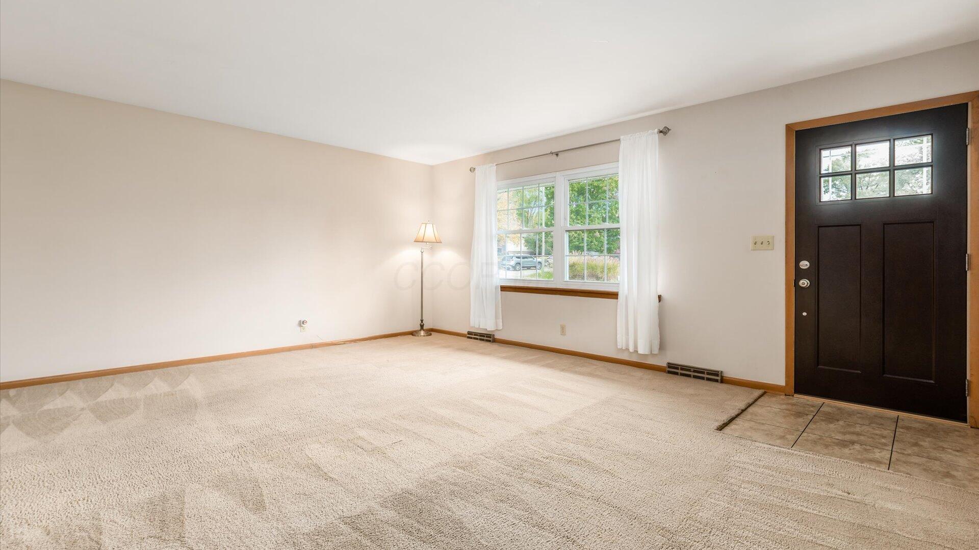 711 Sherwick Road Newark, OH 43055 - Photo 4 of 31 Living Room