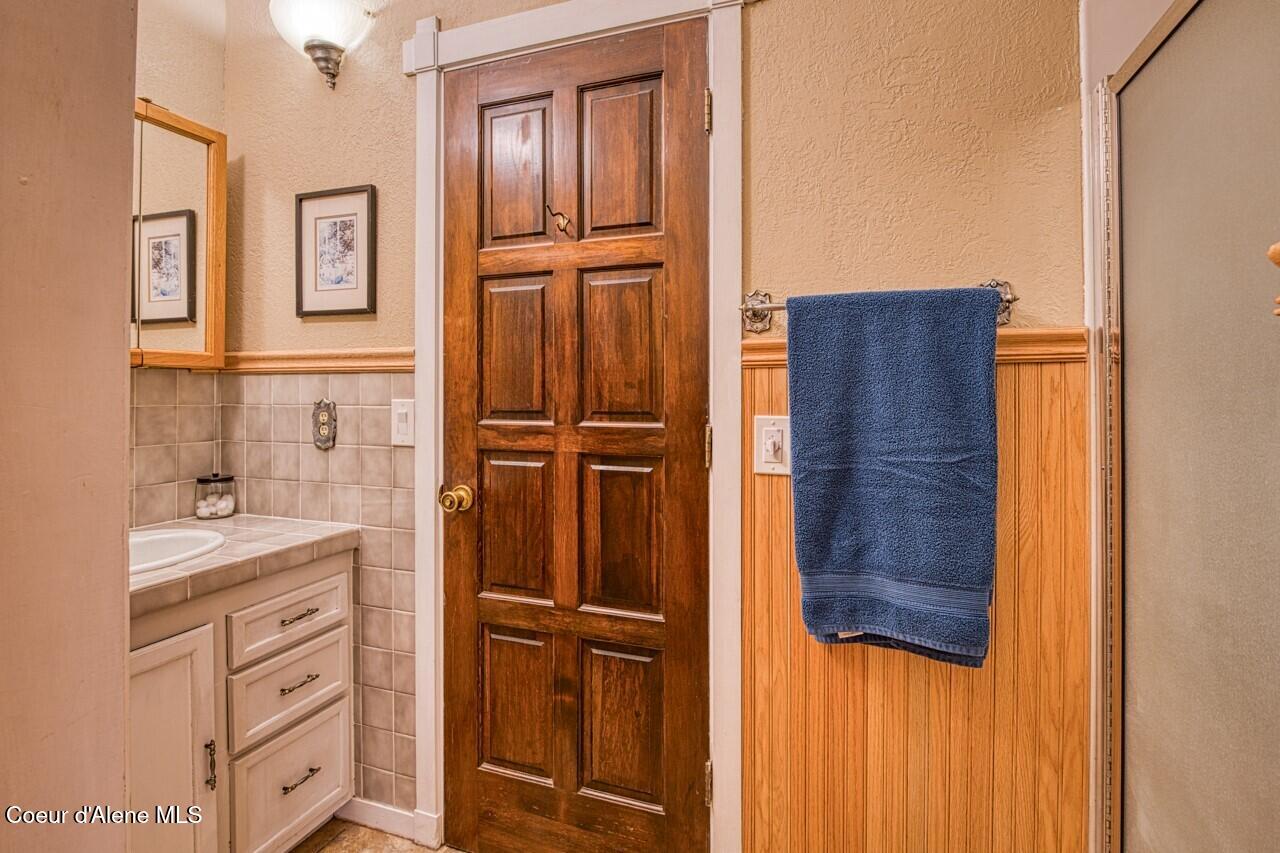 2298 Selkirk Road Sandpoint, ID 83864 - Photo 17 of 52 Main level bathroom