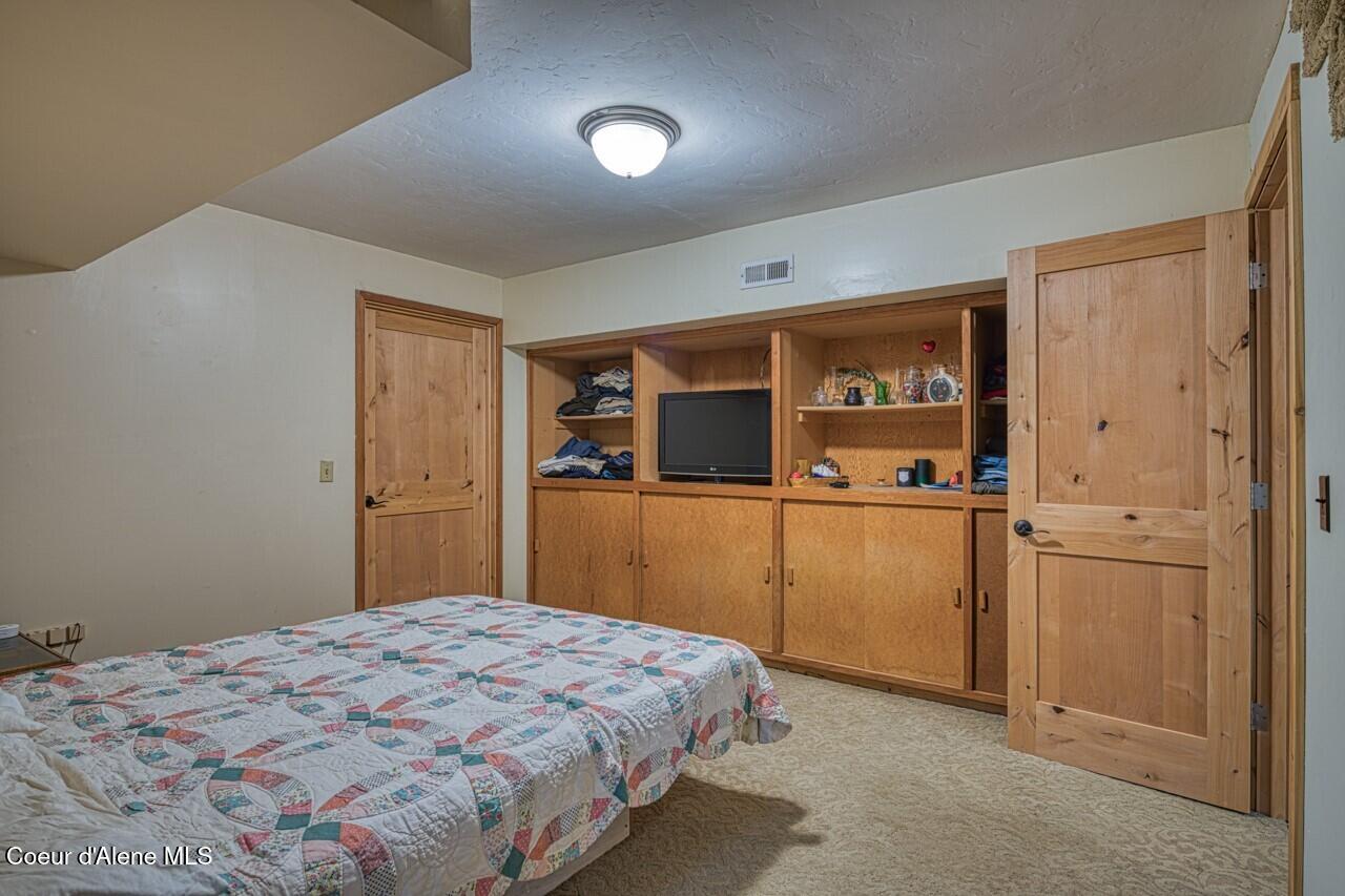 2298 Selkirk Road Sandpoint, ID 83864 - Photo 35 of 52 Basement bedroom