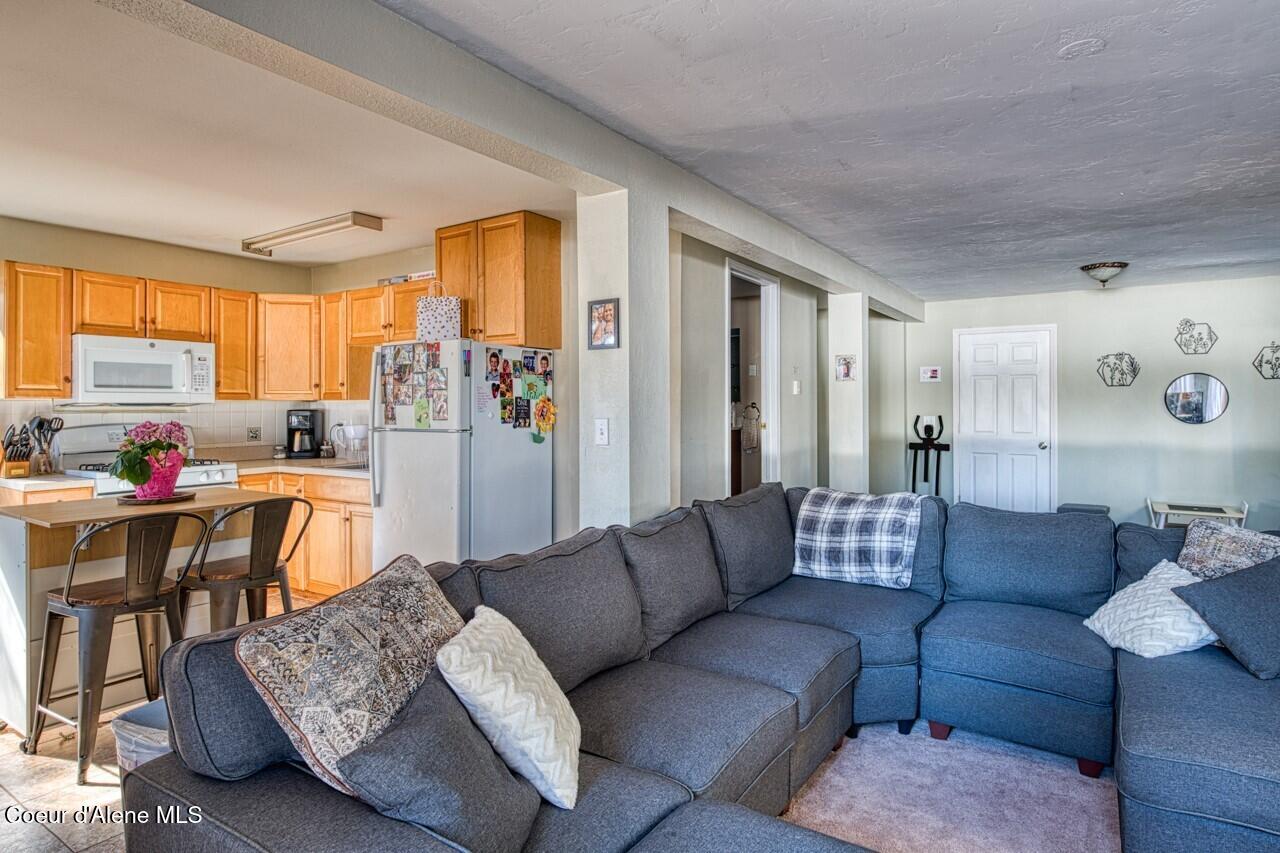 2298 Selkirk Road Sandpoint, ID 83864 - Photo 39 of 52 Guest House living room
