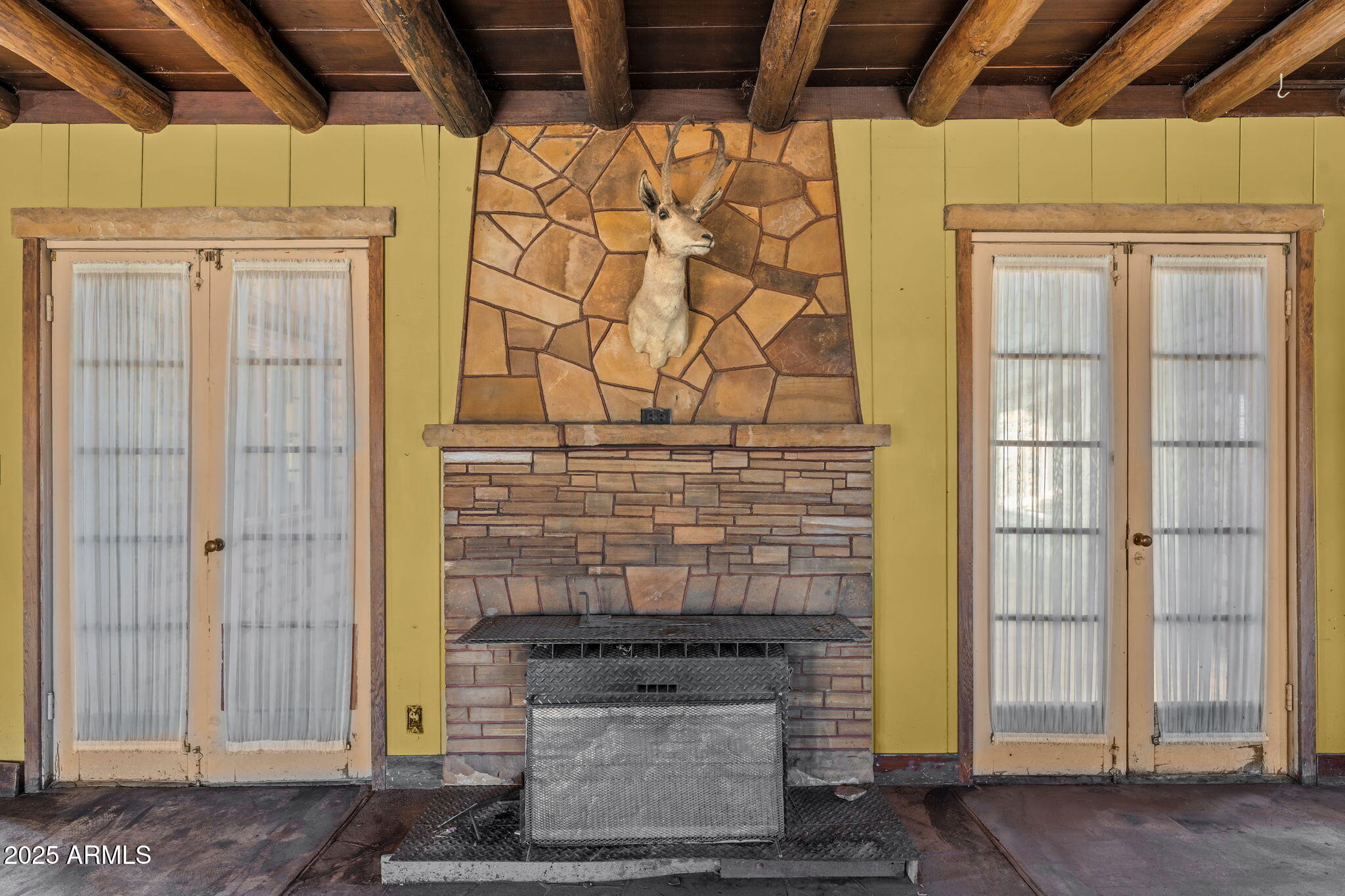 16057 Sickles Ranch Road Peeples Valley, AZ 86332 - Photo 17 of 39 a view of fireplace with wooden floor