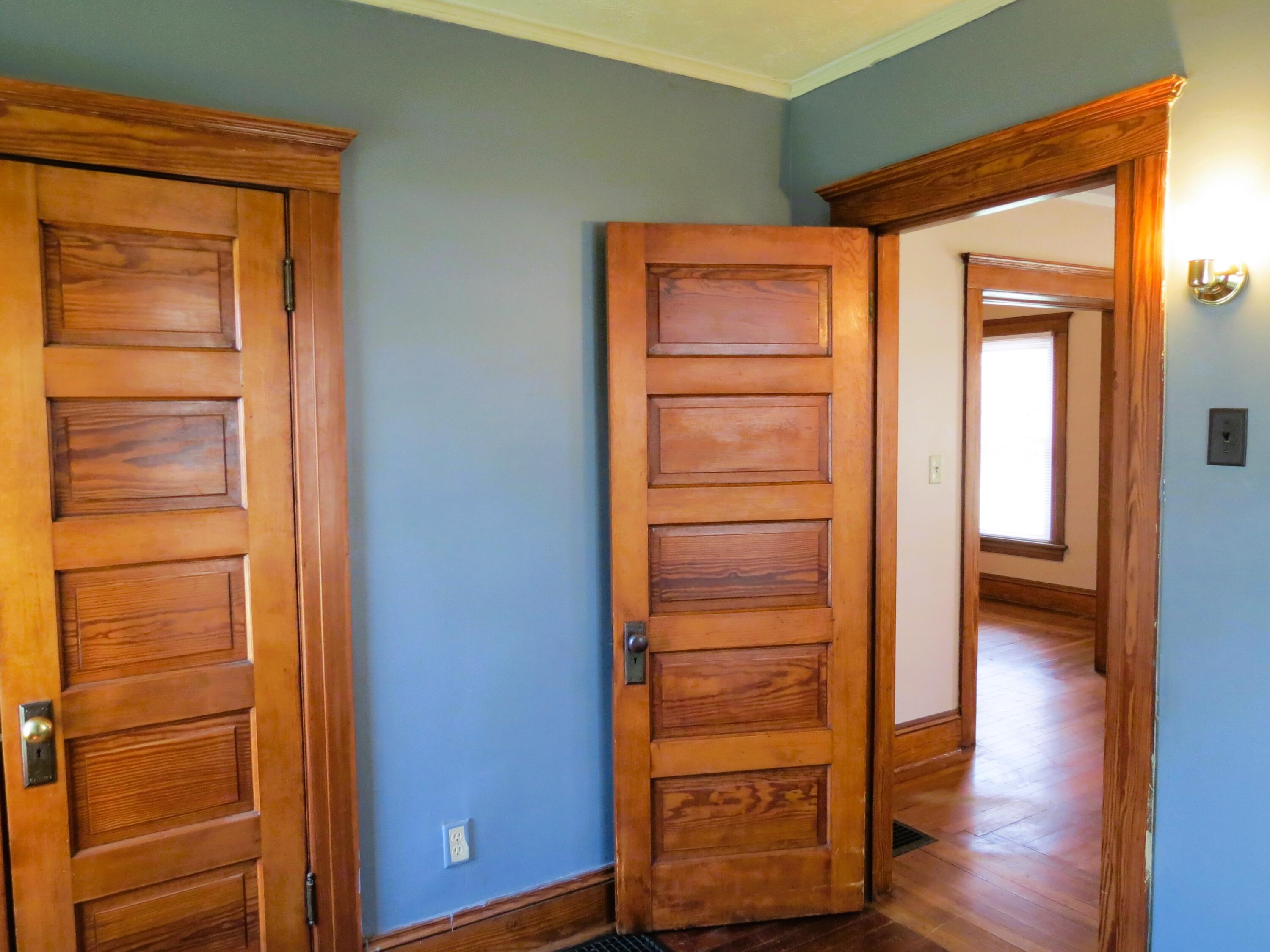 1424 Locust Street Jackson, MI 49203 - Photo 11 of 35 Bedroom 1