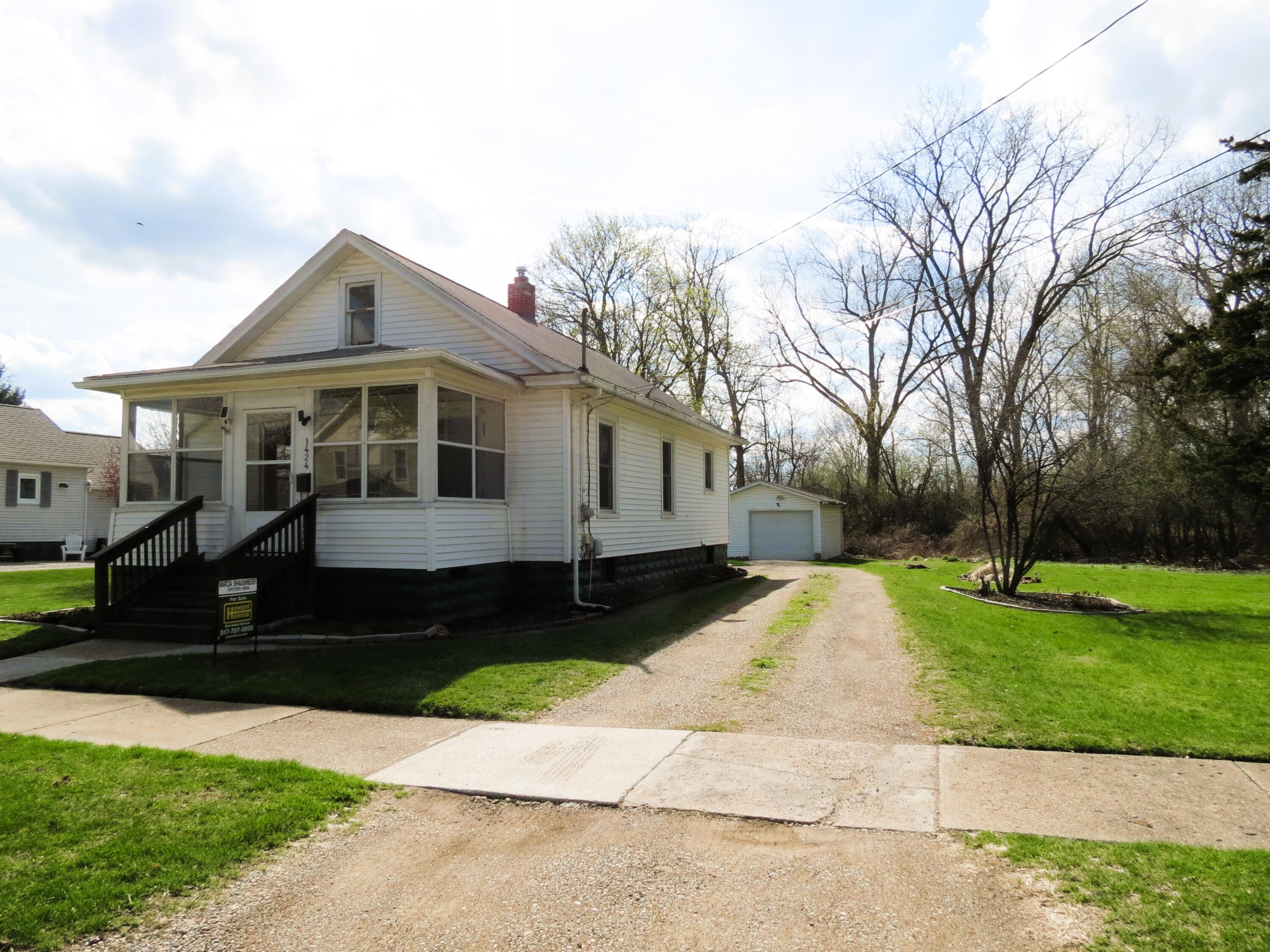 1424 Locust Street Jackson, MI 49203 - Photo 2 of 35 Plenty of parking space