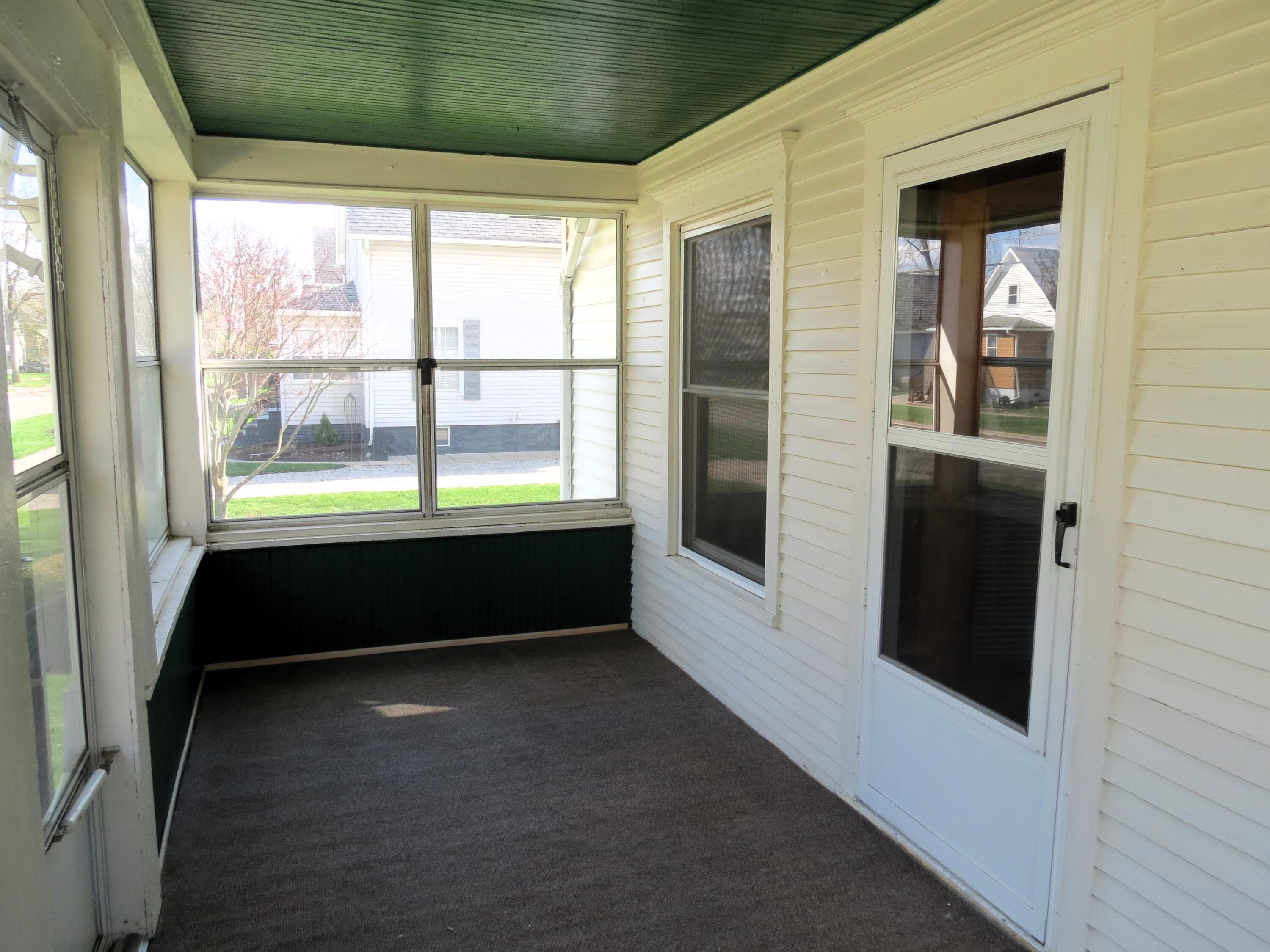 1424 Locust Street Jackson, MI 49203 - Photo 25 of 35 Enclosed front porch