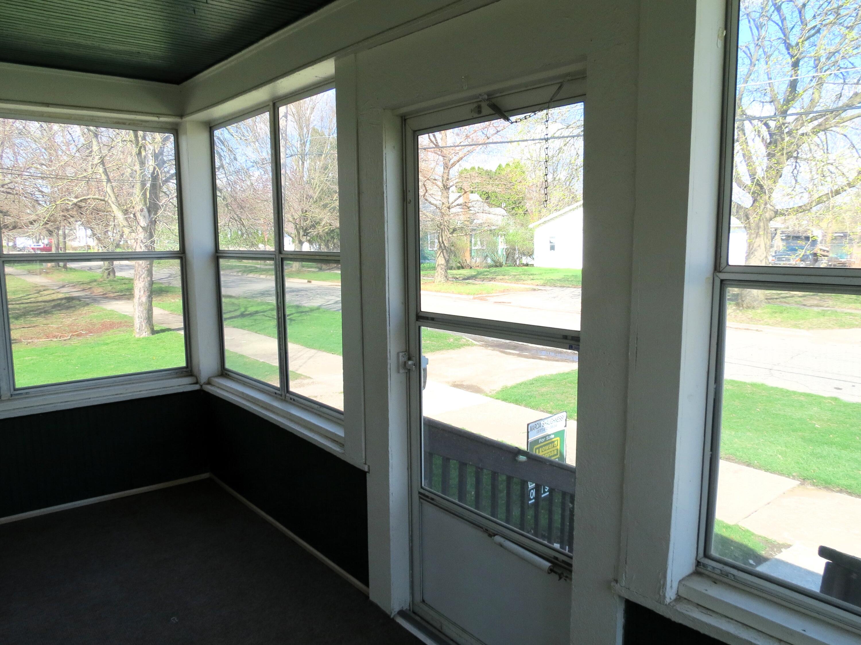 1424 Locust Street Jackson, MI 49203 - Photo 26 of 35 Enclosed porch