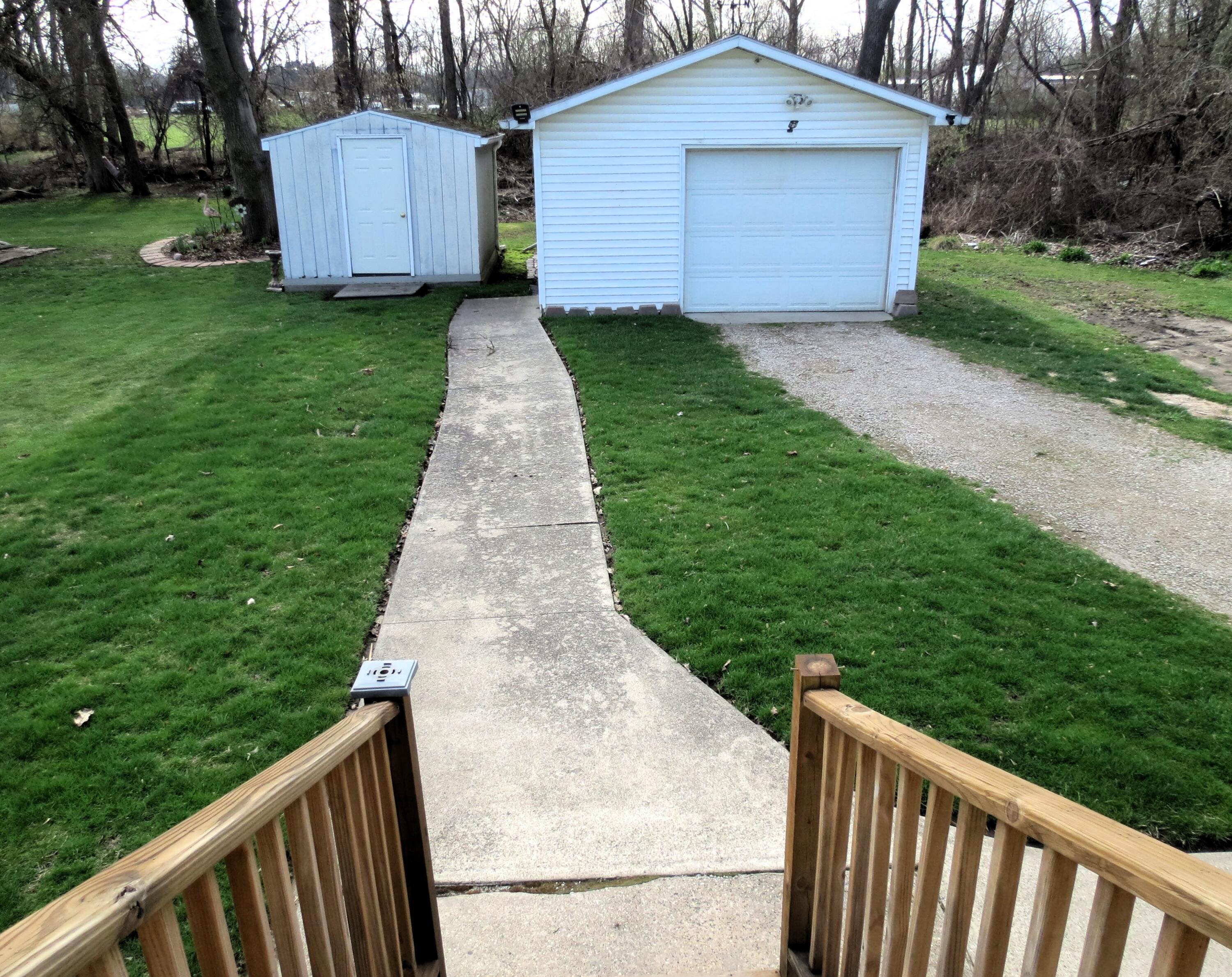 1424 Locust Street Jackson, MI 49203 - Photo 27 of 35 Convenient walkway