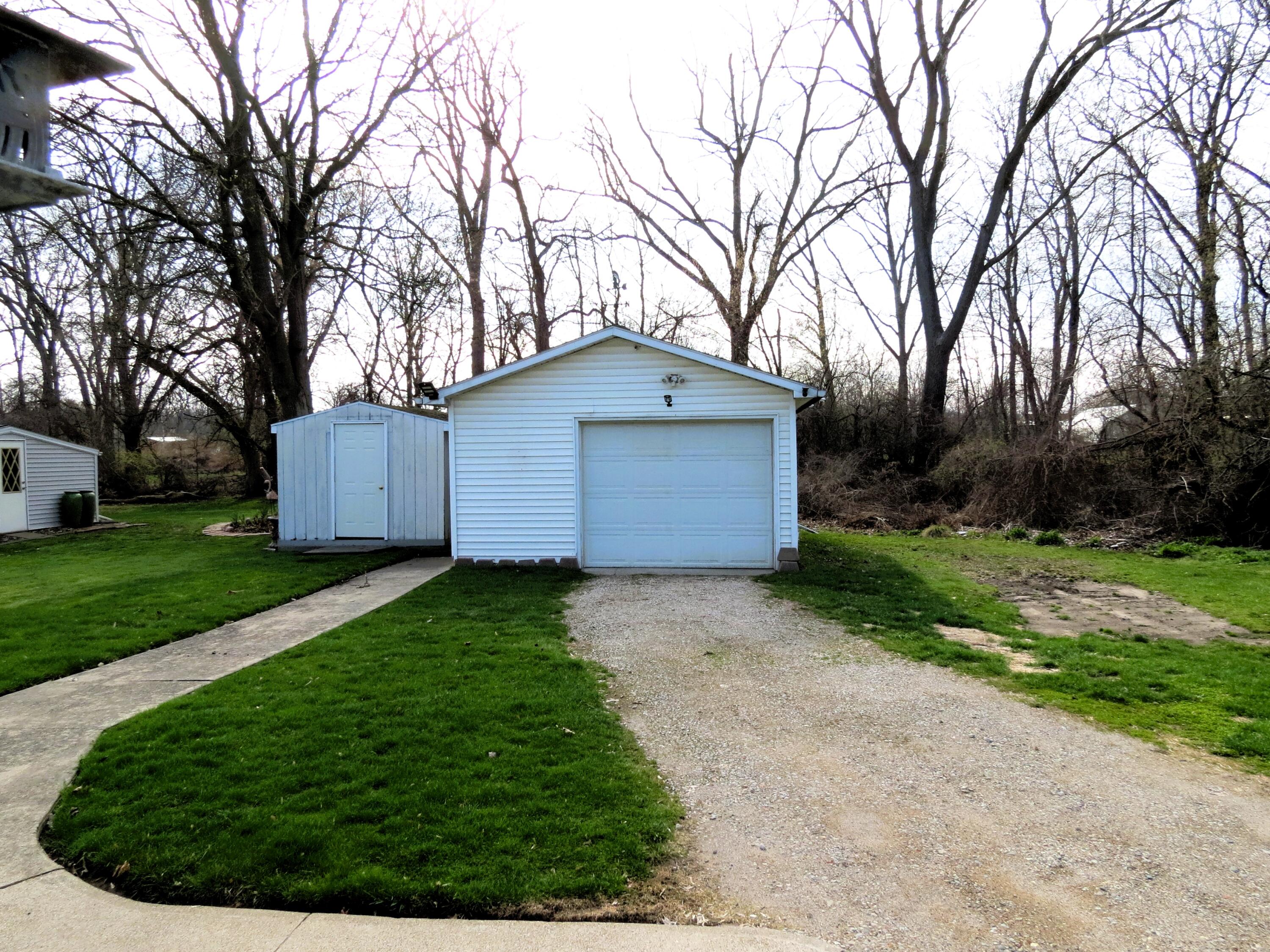 1424 Locust Street Jackson, MI 49203 - Photo 28 of 35 Garage & shed