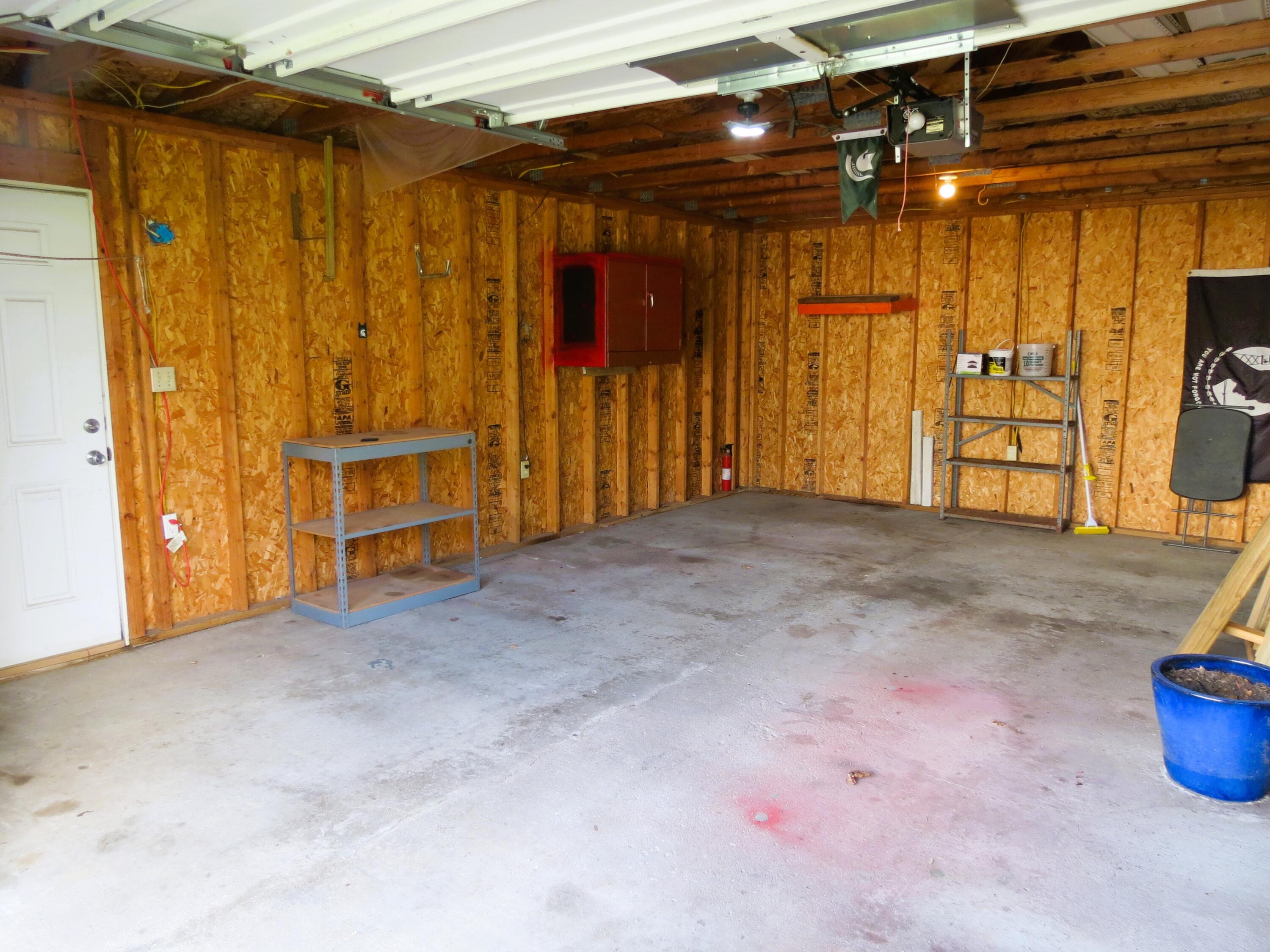 1424 Locust Street Jackson, MI 49203 - Photo 30 of 35 workspace in garage
