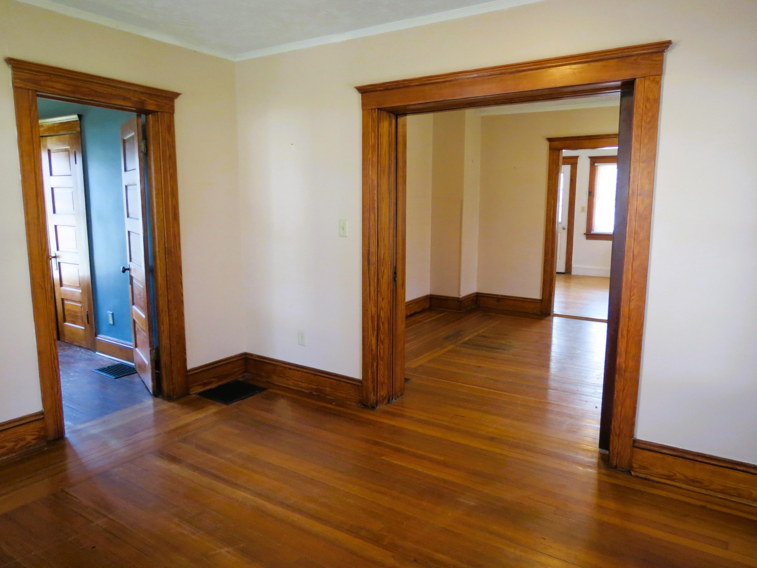 1424 Locust Street Jackson, MI 49203 - Photo 4 of 35 Stunning hardwood!