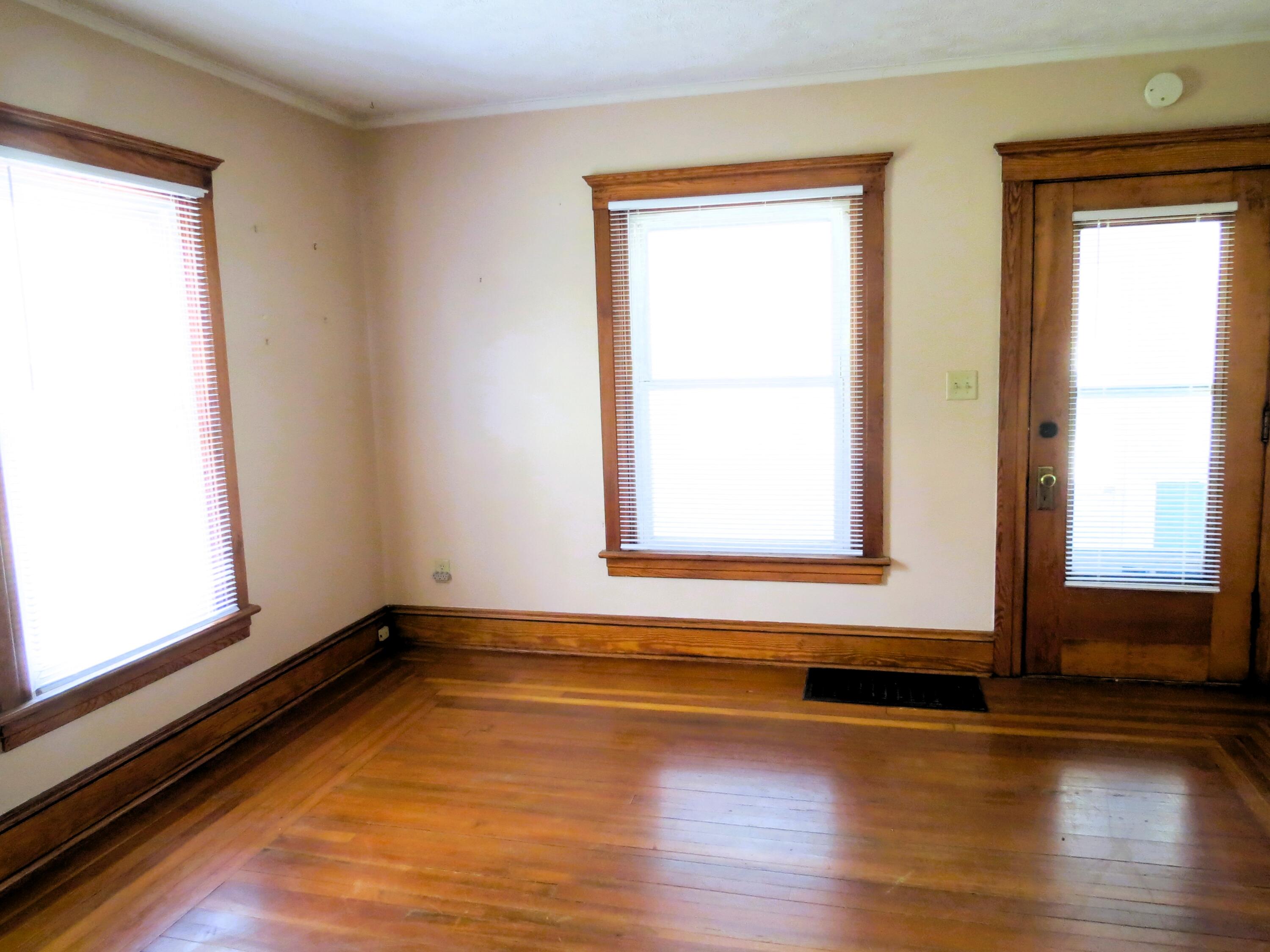 1424 Locust Street Jackson, MI 49203 - Photo 7 of 35 Spacious front living room