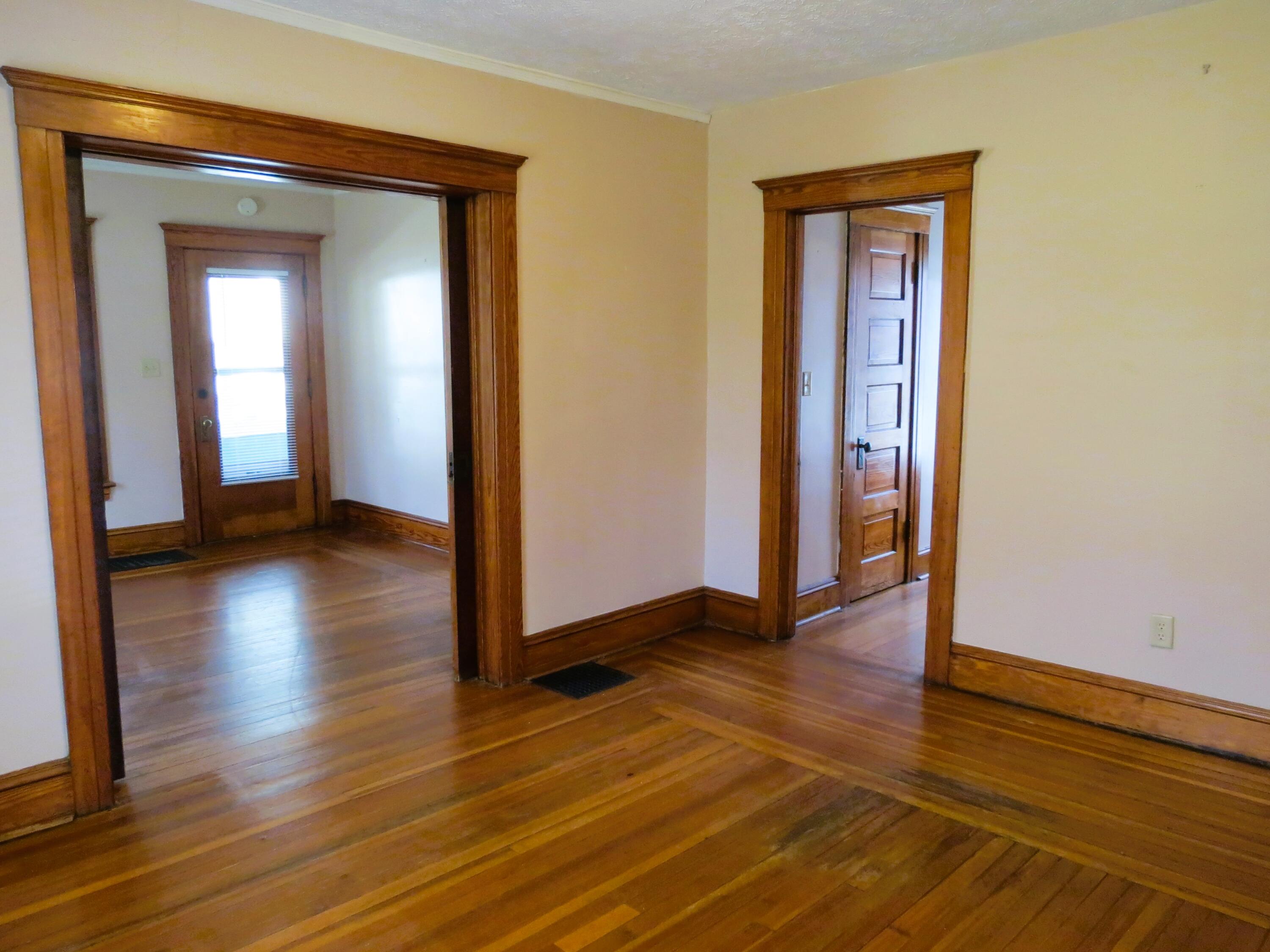 1424 Locust Street Jackson, MI 49203 - Photo 8 of 35 Large dining room