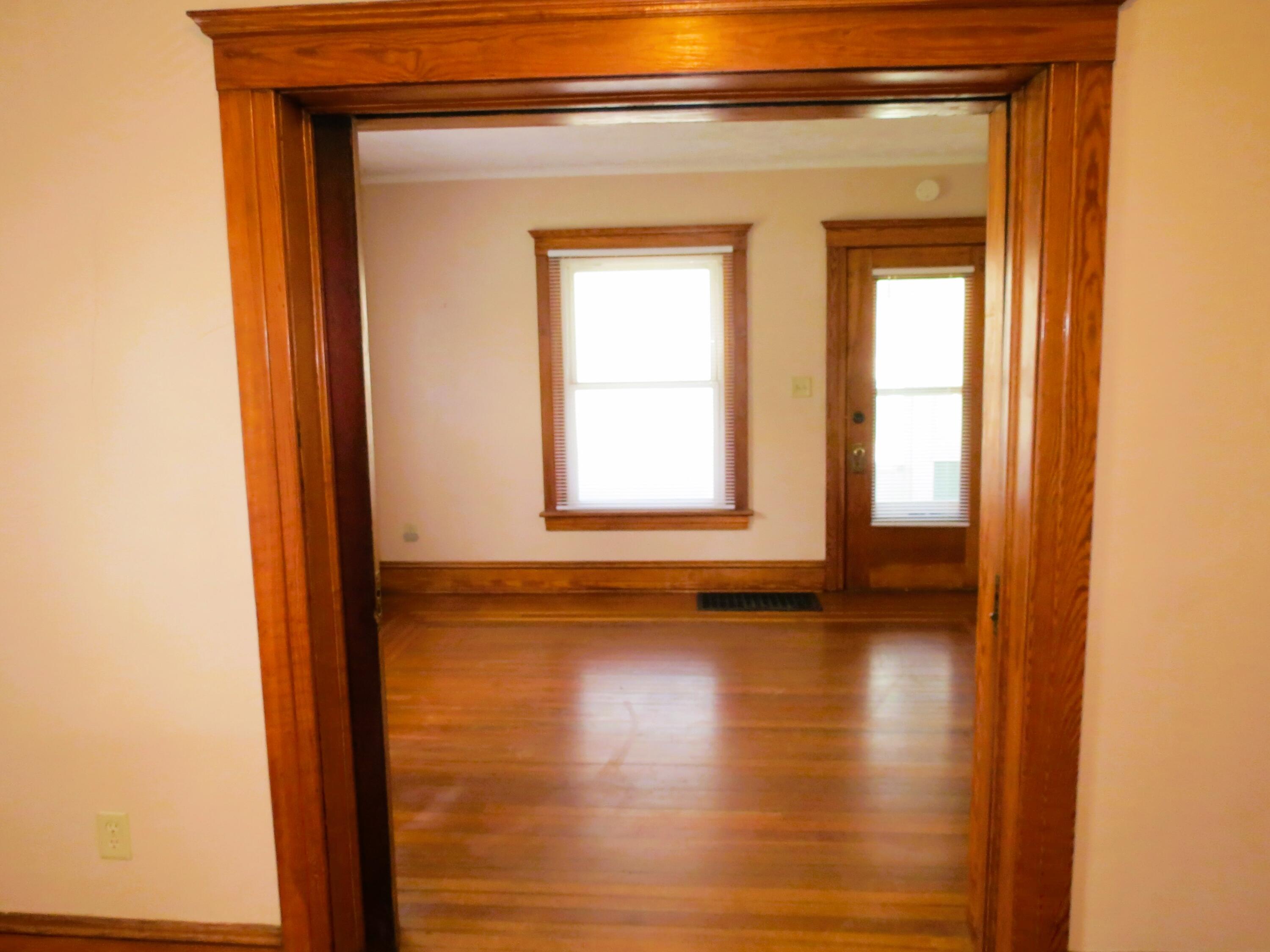1424 Locust Street Jackson, MI 49203 - Photo 9 of 35 Sturdy trim