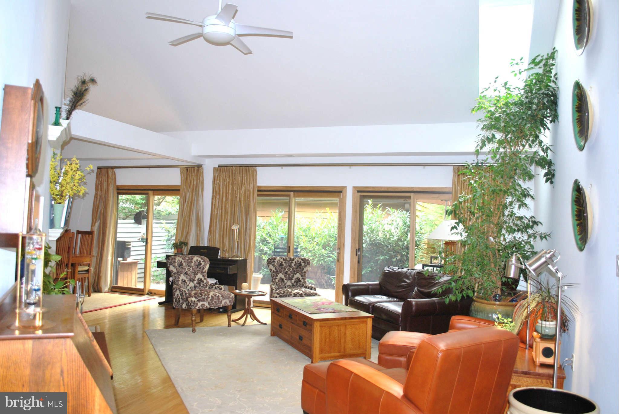 11016 Solaridge Drive Reston, VA 20191 - Photo 6 of 27 Family Room