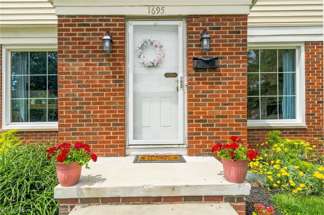 1695 Wiltshire Road Akron, OH 44313 - Photo 4 of 42
