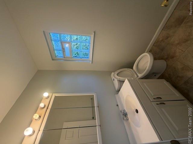 580 Palmerston Street River Rouge, MI 48218 - Photo 8 of 19 Bathroom