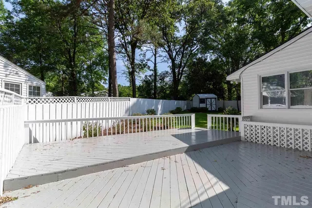 a view of a back yard