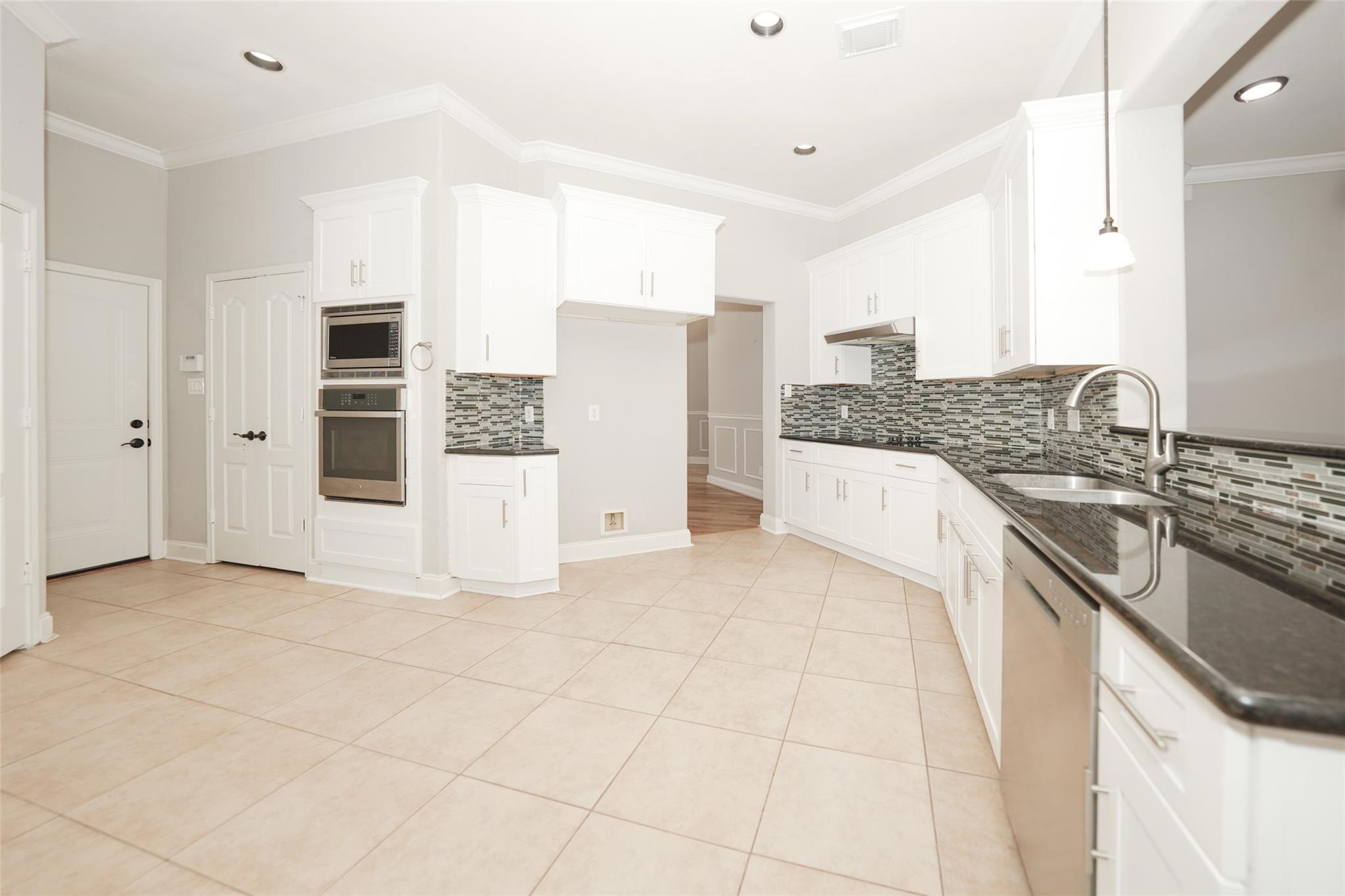 21307 Riverside Ridge Lane Katy, TX 77449 - Photo 13 of 44 Angled view of kitchen