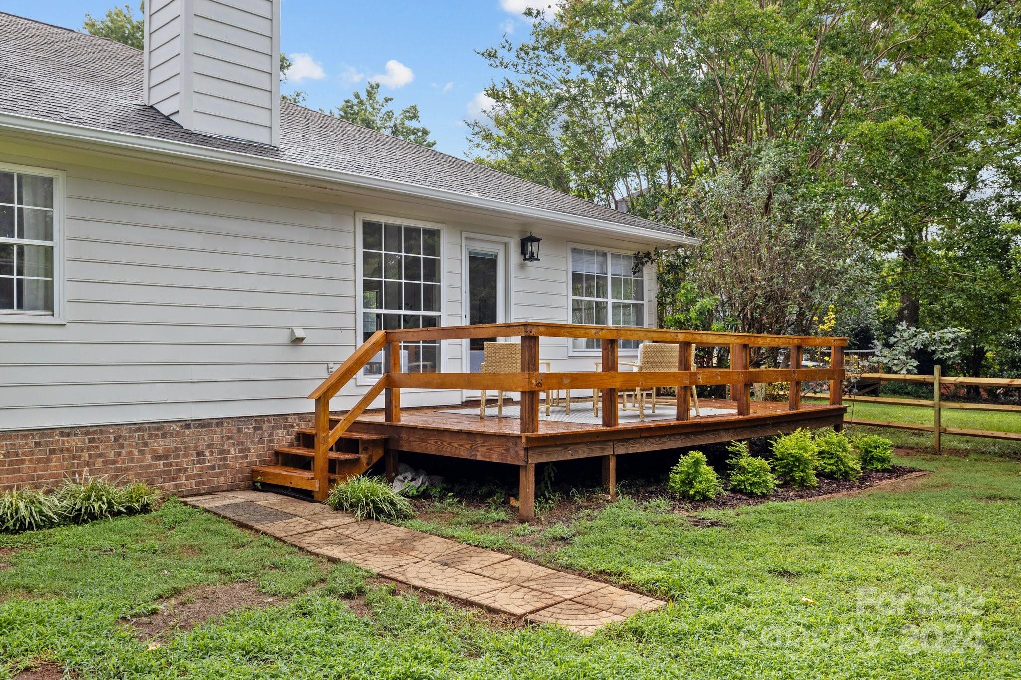 10527 Fairway Ridge Road Charlotte, NC 28277 - Photo 37 of 45 a backyard of a house with a table and chairs