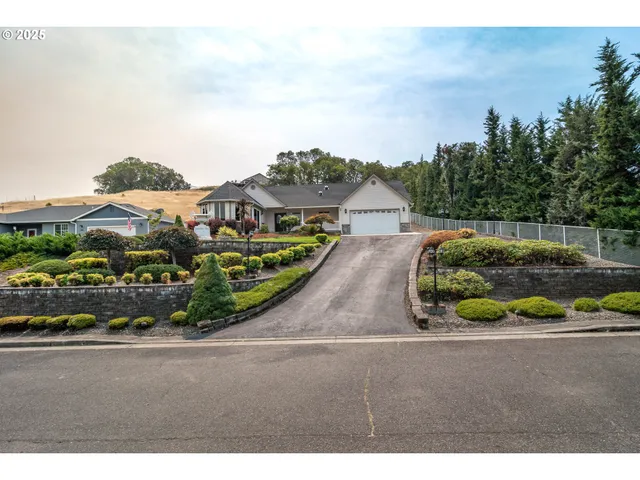 $645,000 | 204 Rainbow Ridge Avenue, Roseburg, OR 97471