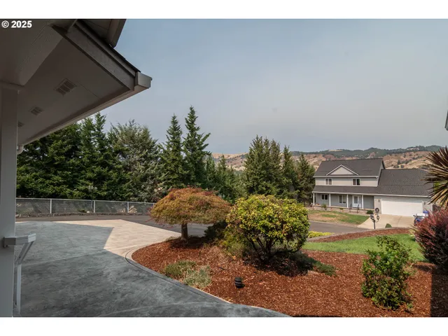 $645,000 | 204 Rainbow Ridge Avenue, Roseburg, OR 97471