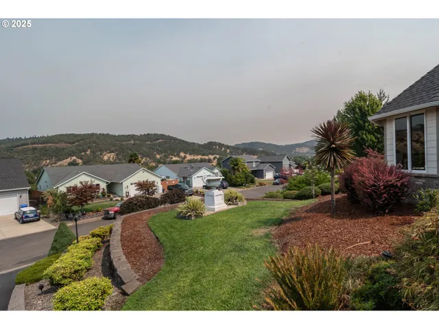 $645,000 | 204 Rainbow Ridge Avenue, Roseburg, OR 97471