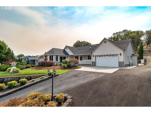 $645,000 | 204 Rainbow Ridge Avenue, Roseburg, OR 97471