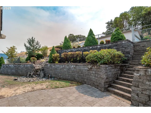 $645,000 | 204 Rainbow Ridge Avenue, Roseburg, OR 97471