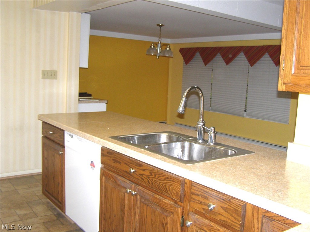 4309 Brainard Road Chagrin Falls, OH 44022 - Photo 4 of 28 The kitchen opens to the informal dining area and family room.