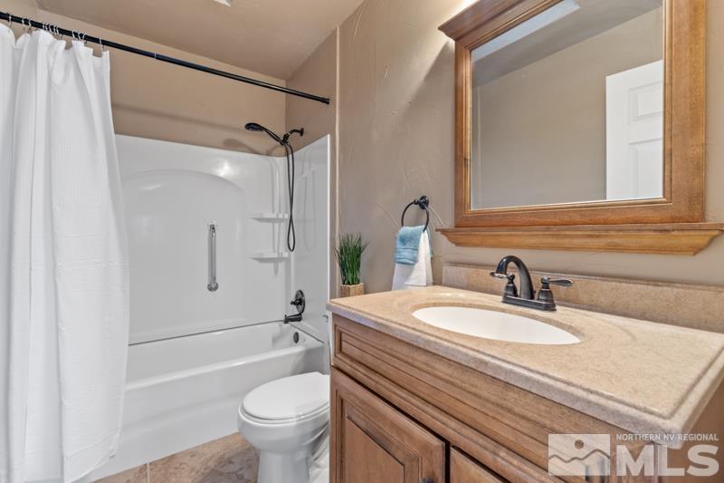 4060 Cimarron Road Fallon, NV 89406 - Photo 17 of 22 a bathroom with a sink a toilet and a mirror