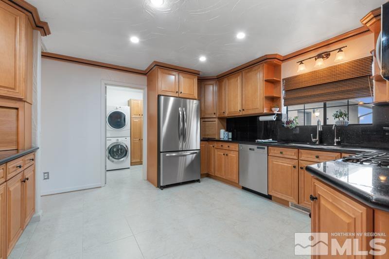 4060 Cimarron Road Fallon, NV 89406 - Photo 8 of 22 a kitchen with refrigerator and cabinets