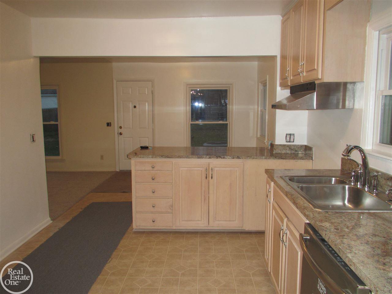 1323 Hampton Road Grosse Pointe Woods, MI 48236 - Photo 4 of 40