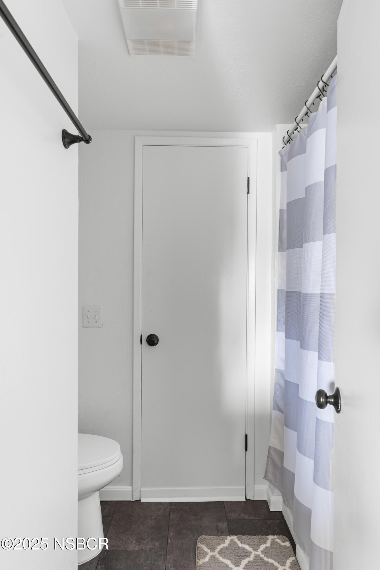 216 North R Street Lompoc, CA 93436 - Photo 22 of 37 Upstairs bathroom