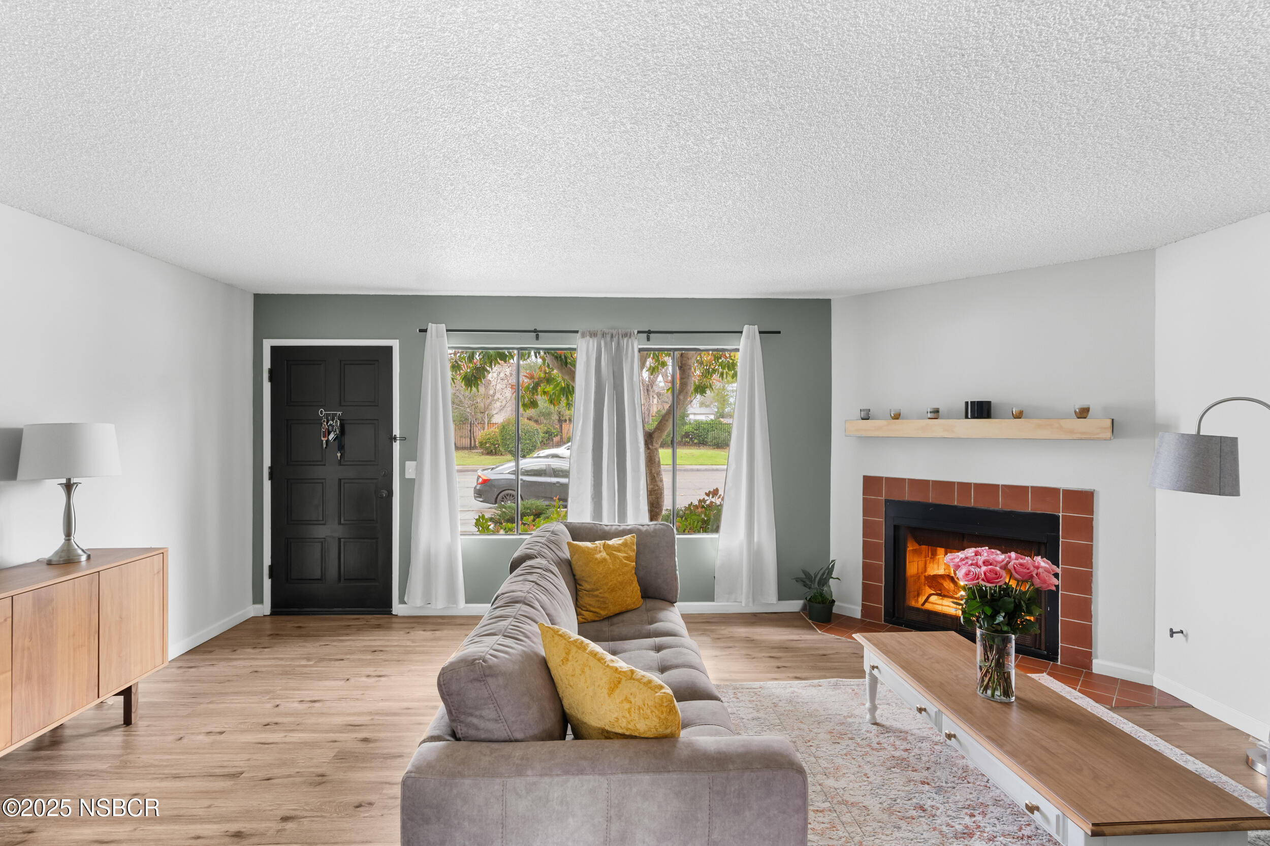216 North R Street Lompoc, CA 93436 - Photo 5 of 37 Livingroom