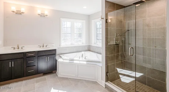 $859,900 | 3 Stone Crk Drive, East Greenbush, NY 12061