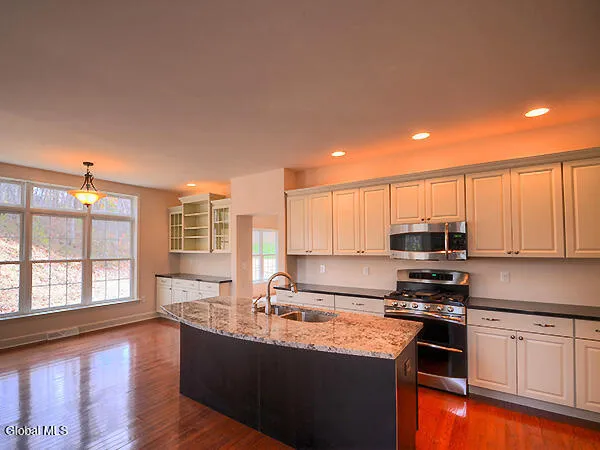 $859,900 | 3 Stone Crk Drive, East Greenbush, NY 12061