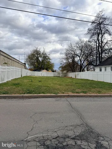 a view of a back yard of the house