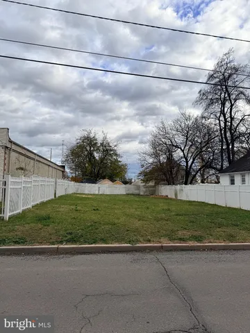 a view of a back yard