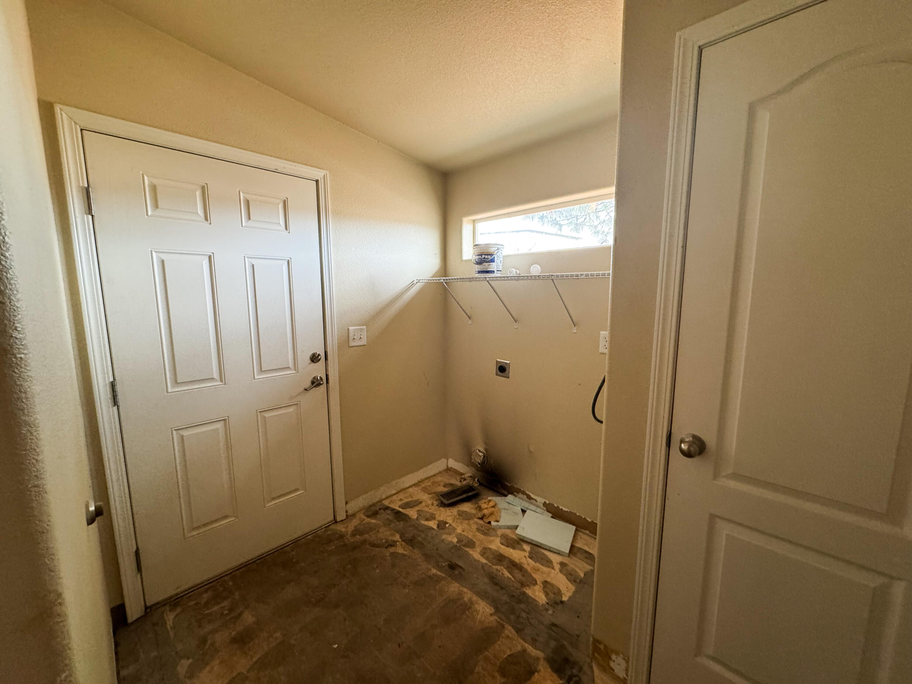 3218 Shoreview Drive Chiloquin, OR 97624 - Photo 14 of 16 laundry rm/ backdoor