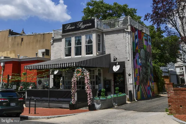 a view of front of a house with a yard