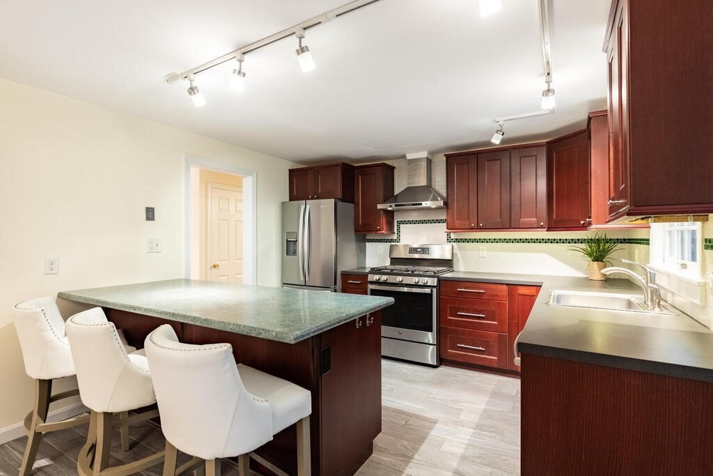 8 Hickory Street Lexington, MA 02421 - Photo 9 of 33 Gallery Image 9
