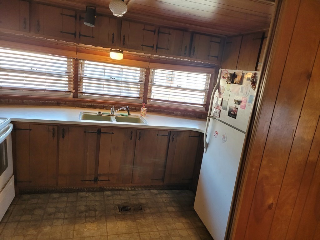 286 Newbury Street, Unit 75 Peabody, MA 01960 - Photo 13 of 18 a kitchen with a sink a refrigerator and window