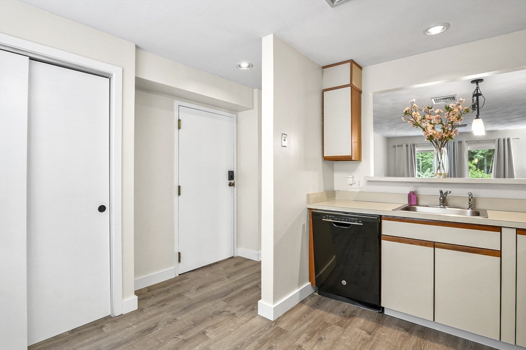 330 Sunderland Road, Unit 2 Worcester, MA 01604 - Photo 7 of 28 Gallery Image 7