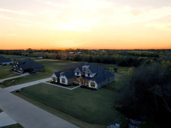 $799,999 | 332 Ledstone Court, Rockwall, TX 75032