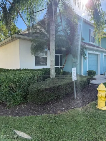 a view of a house with backyard and garden
