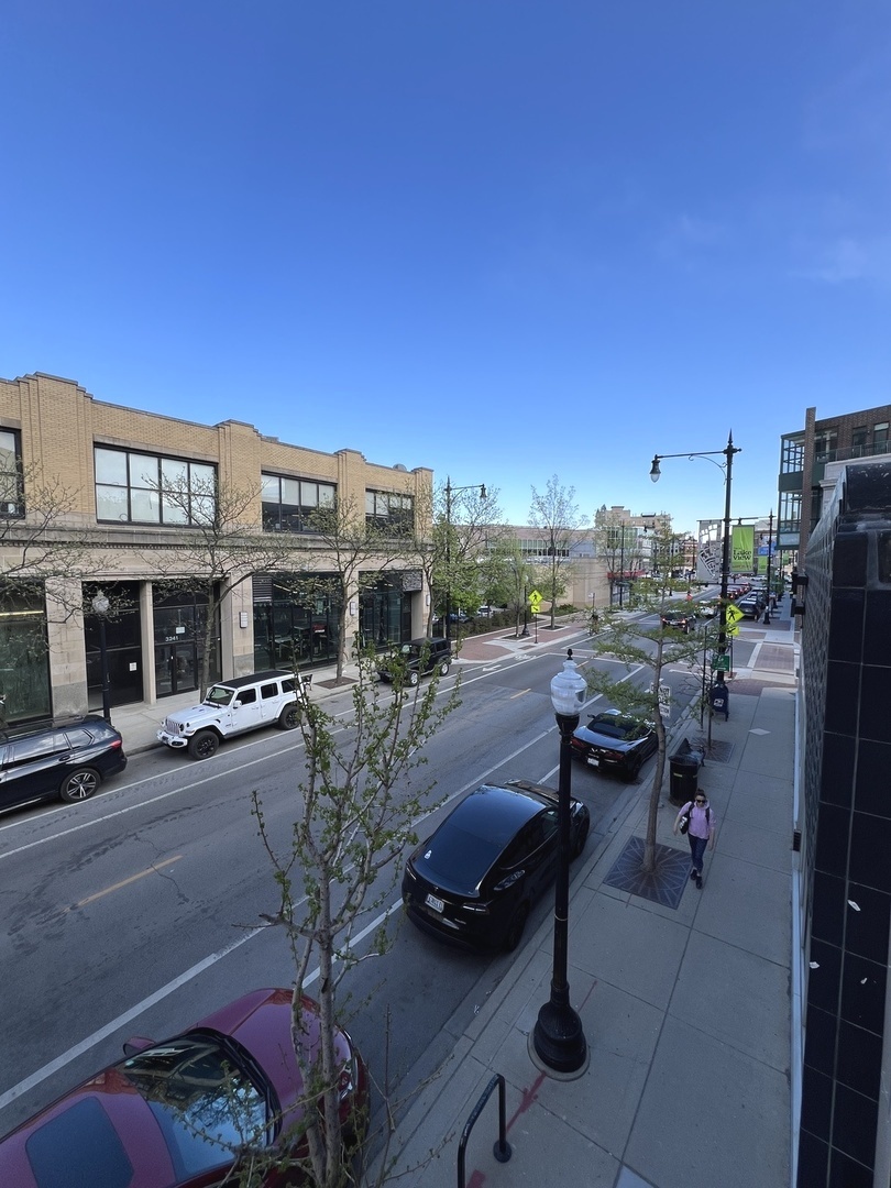 3244 North Lincoln Avenue, Unit 4 Chicago, IL 60657 - Photo 10 of 14 a view of a terrace with seating area