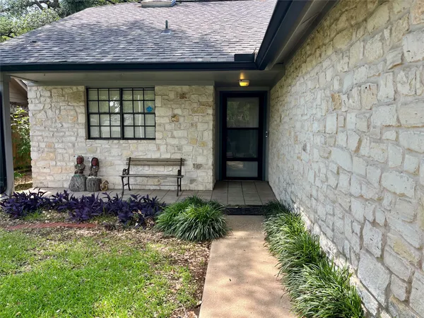 $2,100 | 1005 Wessex Way, Austin, TX 78748