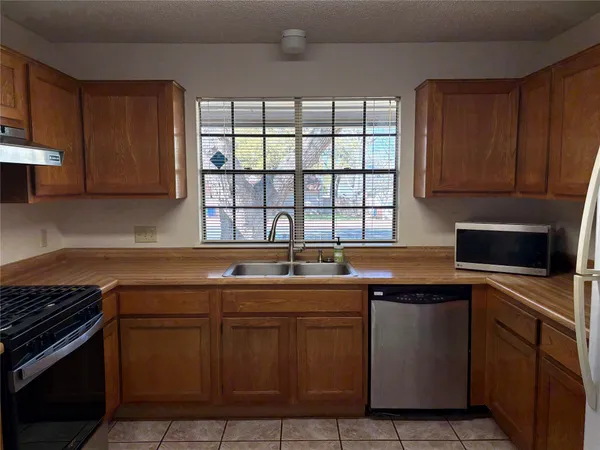 $2,100 | 1005 Wessex Way, Austin, TX 78748